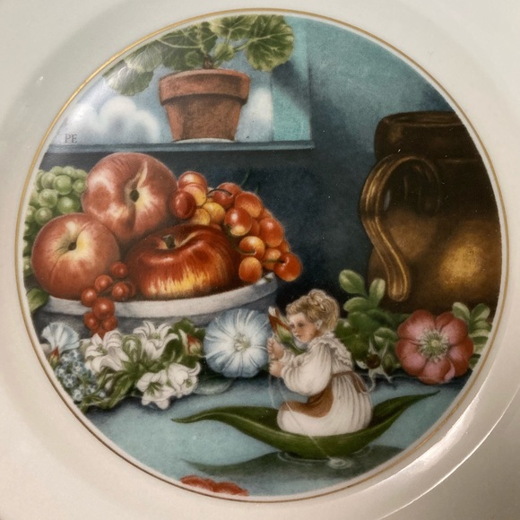 Vintage Thumbelina Decorative Plate w/ stand - Picture 2 of 7